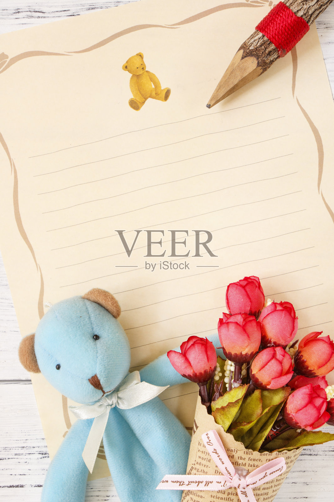 平铺股票摄影花信纸蓝熊娃娃拿着玫瑰木铅笔照片摄影图片