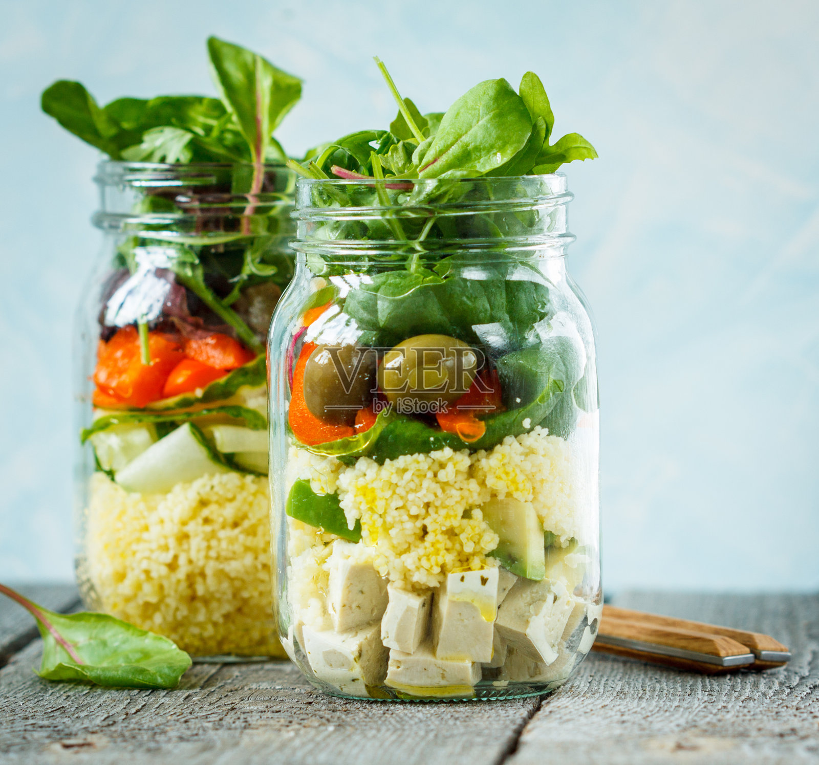 彩色沙拉配蒸粗麦粉,豆腐和蔬菜。照片摄影图片