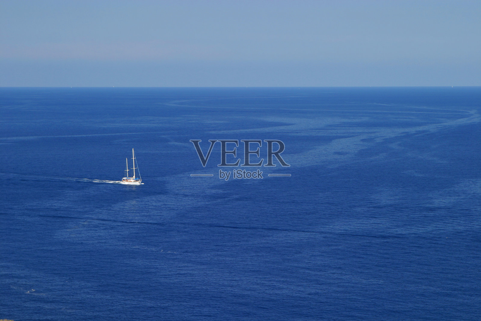 蓝色海面上的白色帆船照片摄影图片