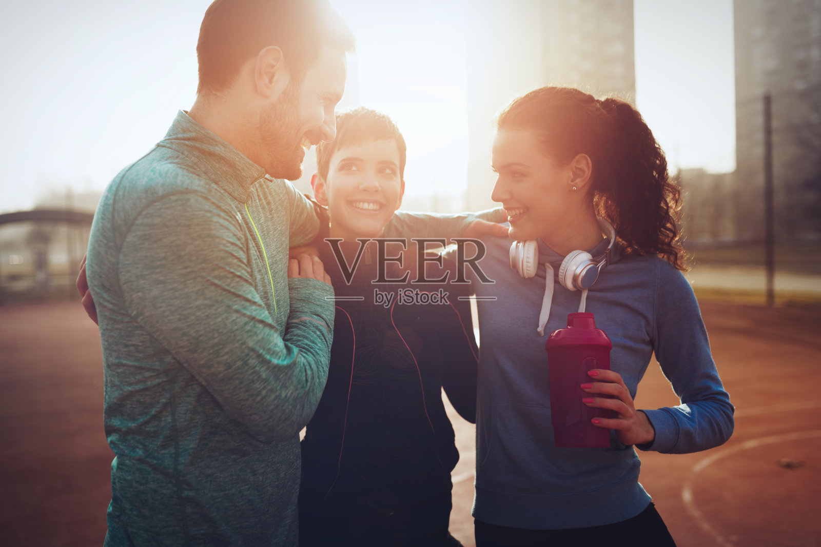 快乐的朋友一起健身锻炼户外生活积极健康的生活方式照片摄影图片