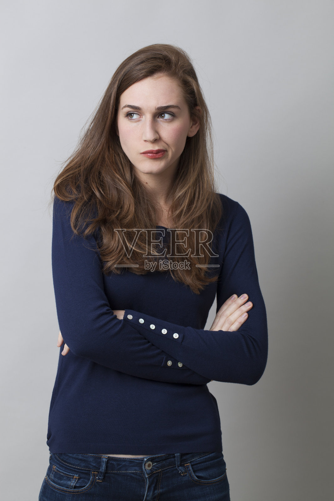 被冒犯的美丽女孩表达不同意见和反思的肖像照片摄影图片