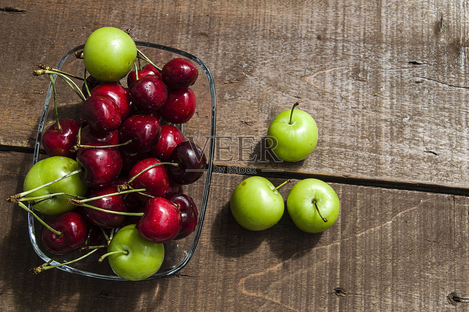 樱桃和青梅在美妙的外观,樱桃和李子在夏季水果照片摄影图片