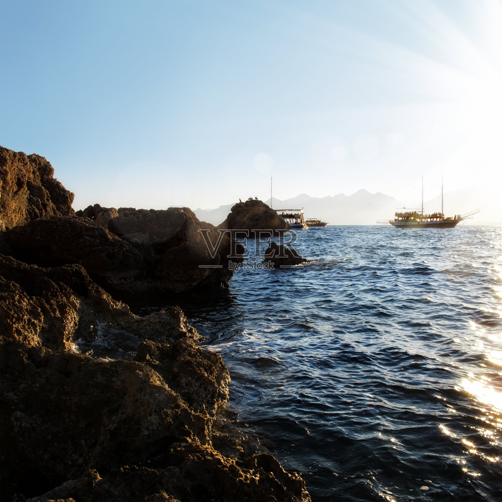 人们乘帆船旅行照片摄影图片