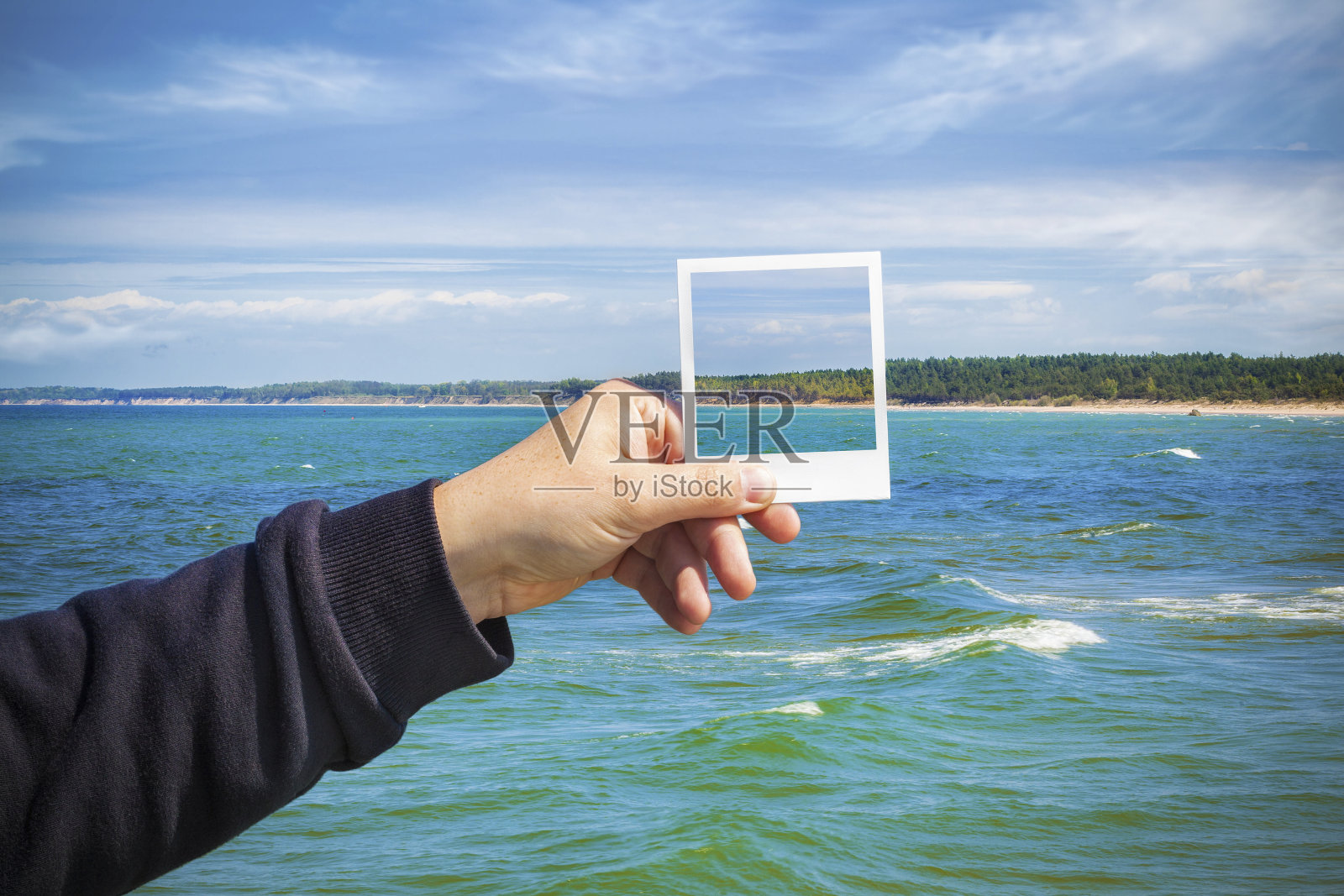 男人的海景照片在相同的海洋背景照片摄影图片