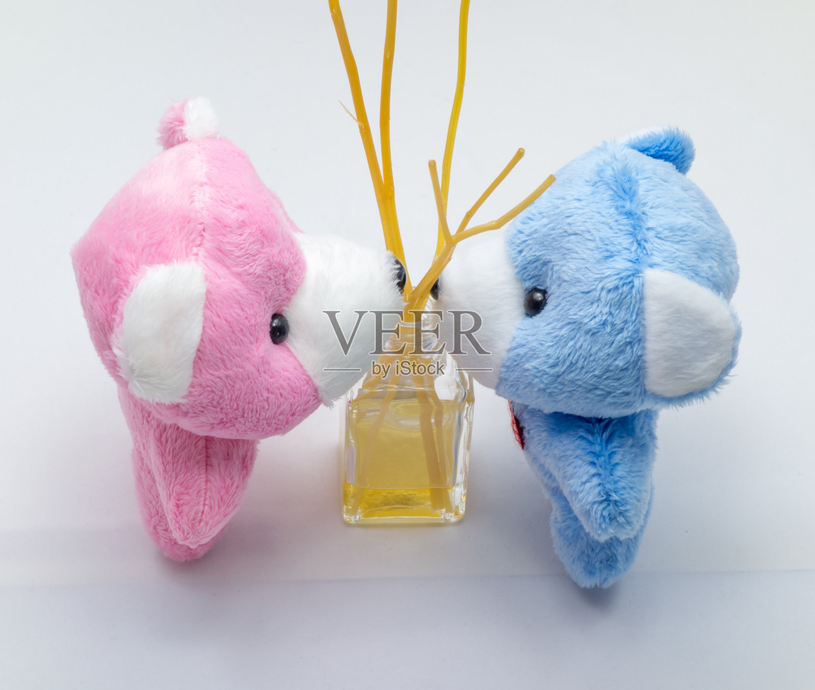 一对复古风格的白色背景泰迪熊。照片摄影图片