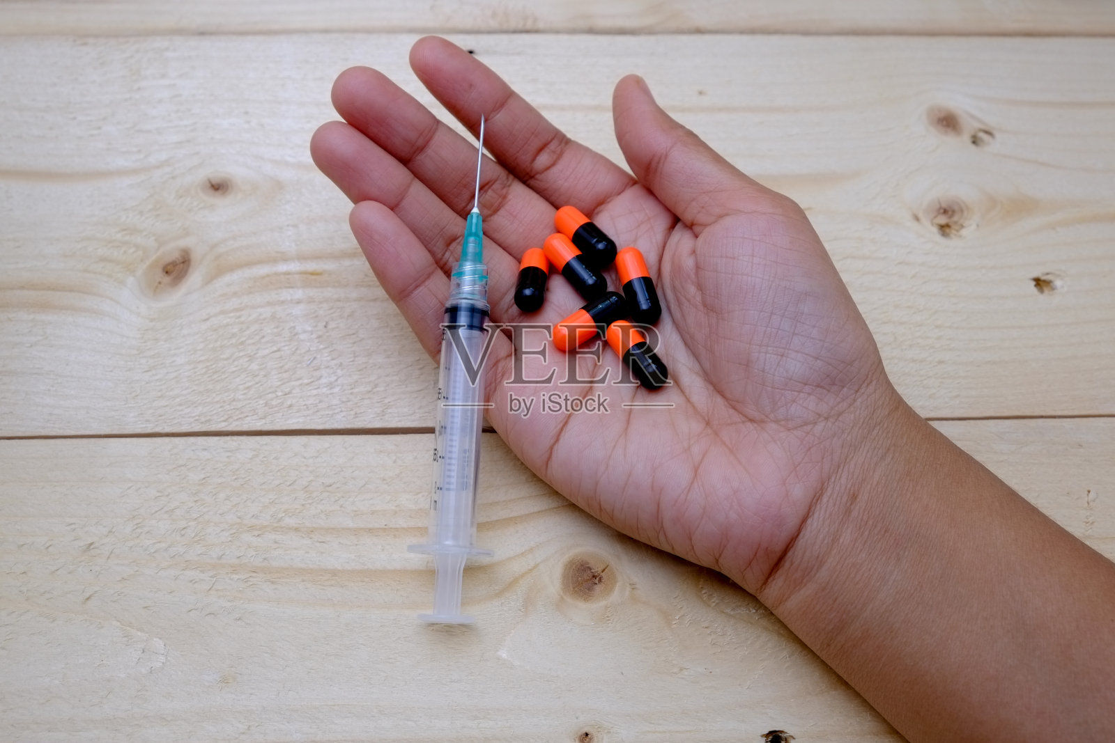 手持注射器过滤效果复古复古风格照片摄影图片