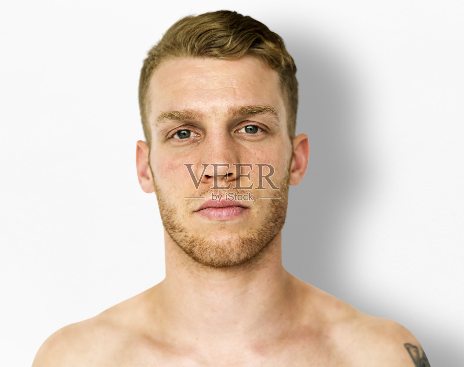 男子近距离拍照和摆姿势照片摄影图片