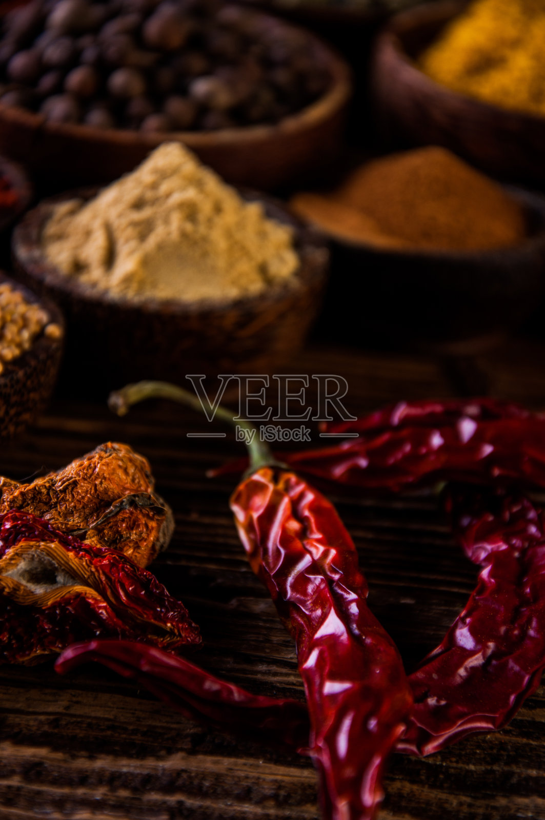 木制的桌子上放着传统的亚洲香料照片摄影图片