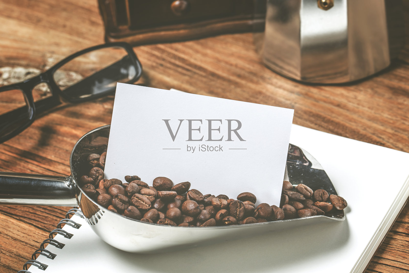 木桌上放着空白的名片和一杯咖啡。企业文具品牌模拟。照片摄影图片