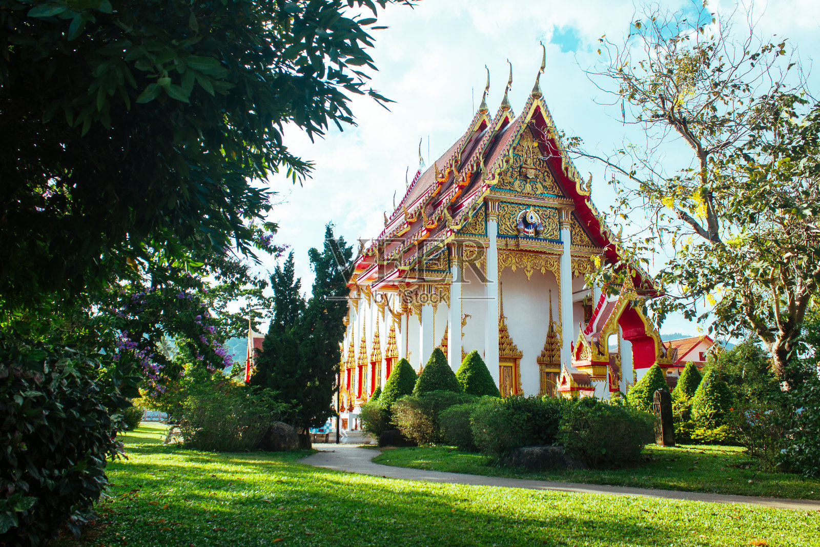 五彩斑斓的寺庙。绿色草地上五颜六色的寺庙。水平在户外拍摄。照片摄影图片