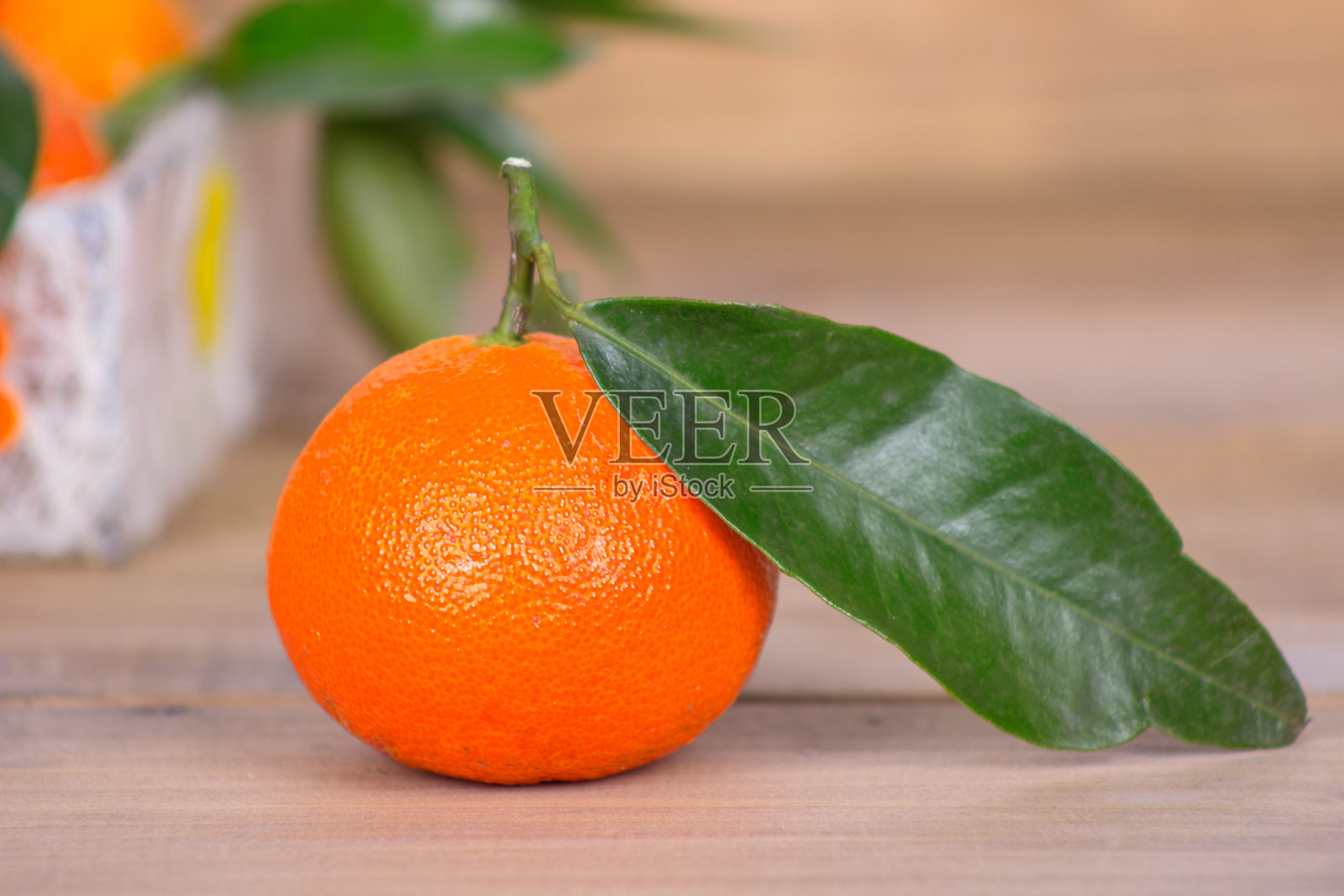 带叶子的新鲜橘子。照片摄影图片
