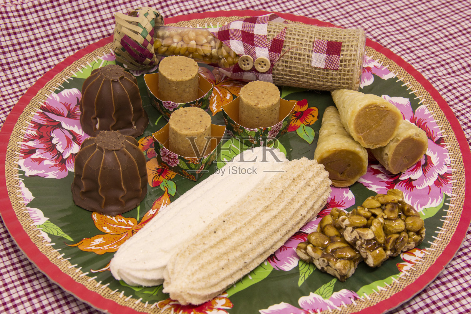 几款来自Junina的典型巴西糖果。花生,椰子糖,玛丽亚摩尔,巧克力,焦糖,巧克力。照片摄影图片