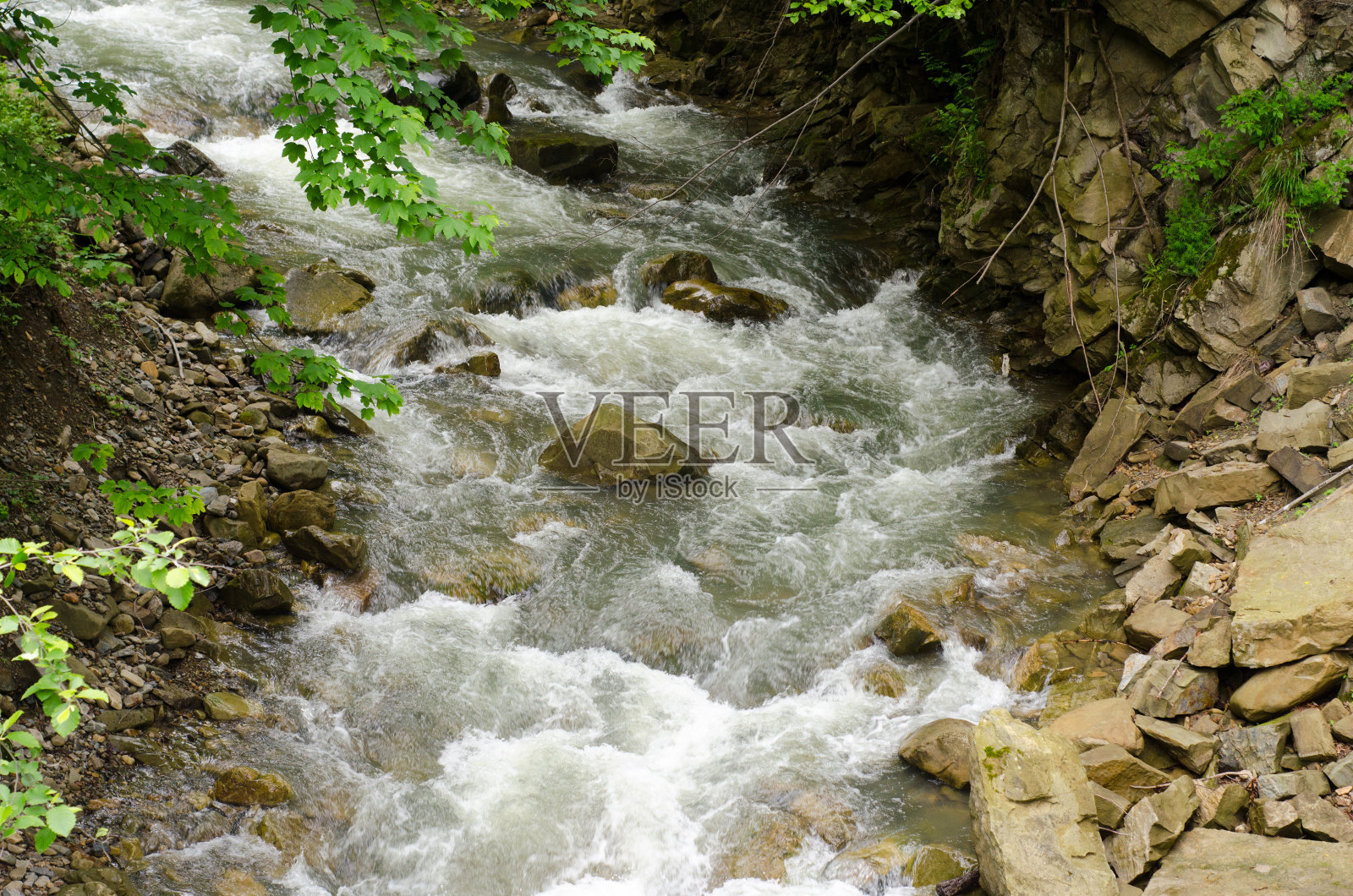 山间的河流照片摄影图片