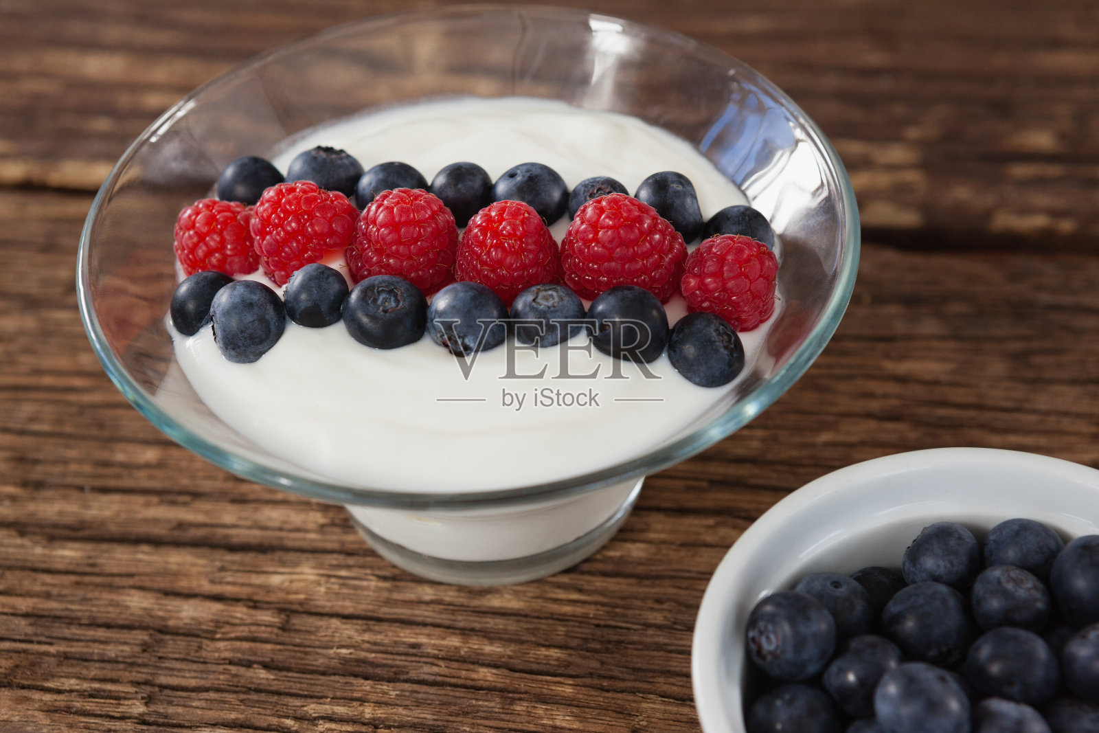 木桌上放着水果冰淇淋和蓝莓照片摄影图片