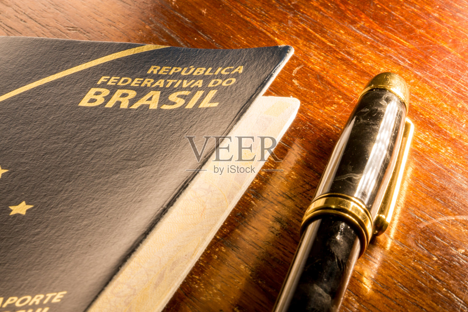 巴西护照和一支笔照片摄影图片
