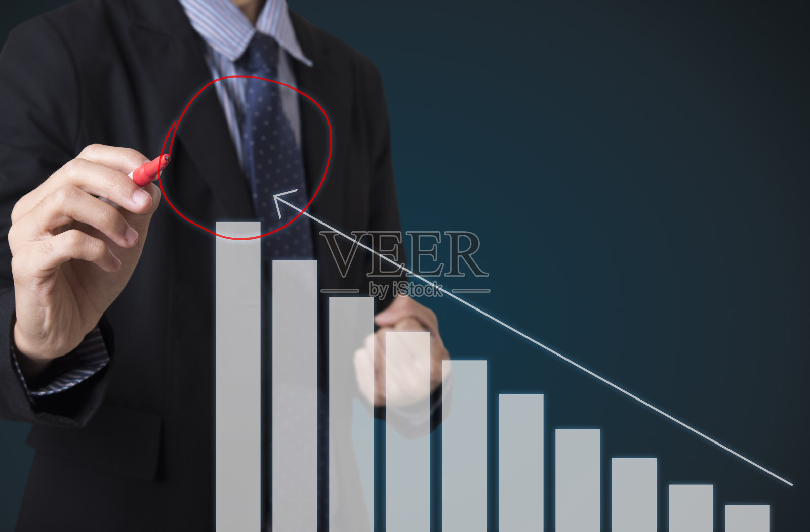 商人拿着笔写财务分析图表。概念成长图表。照片摄影图片