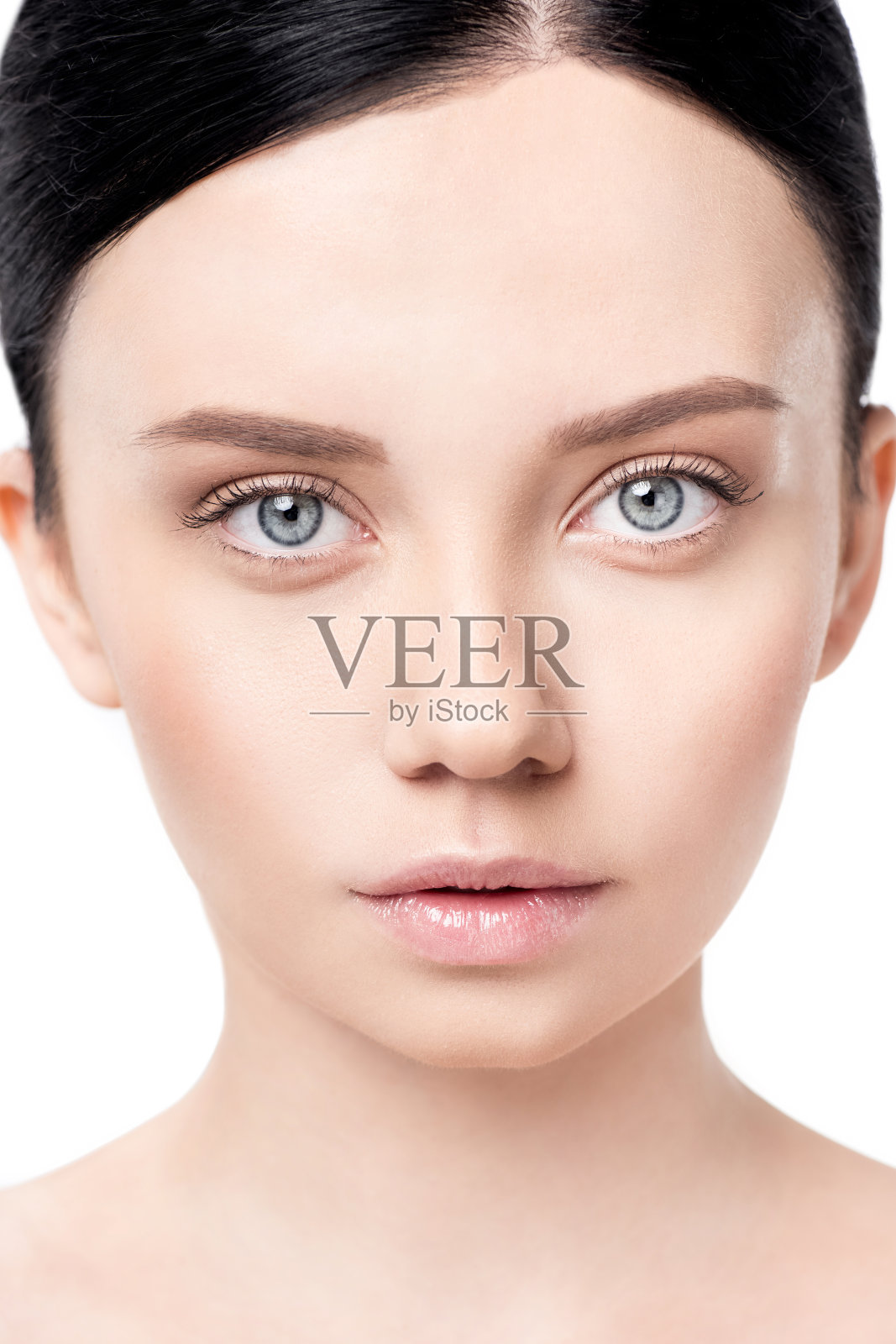 美丽的黑发女人的肖像与完美的皮肤看相机孤立在白色照片摄影图片