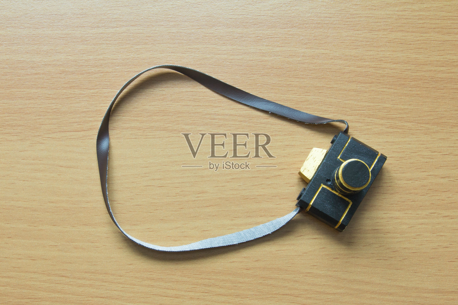 黑色和金色的彩色相机模型上的木材背景照片摄影图片