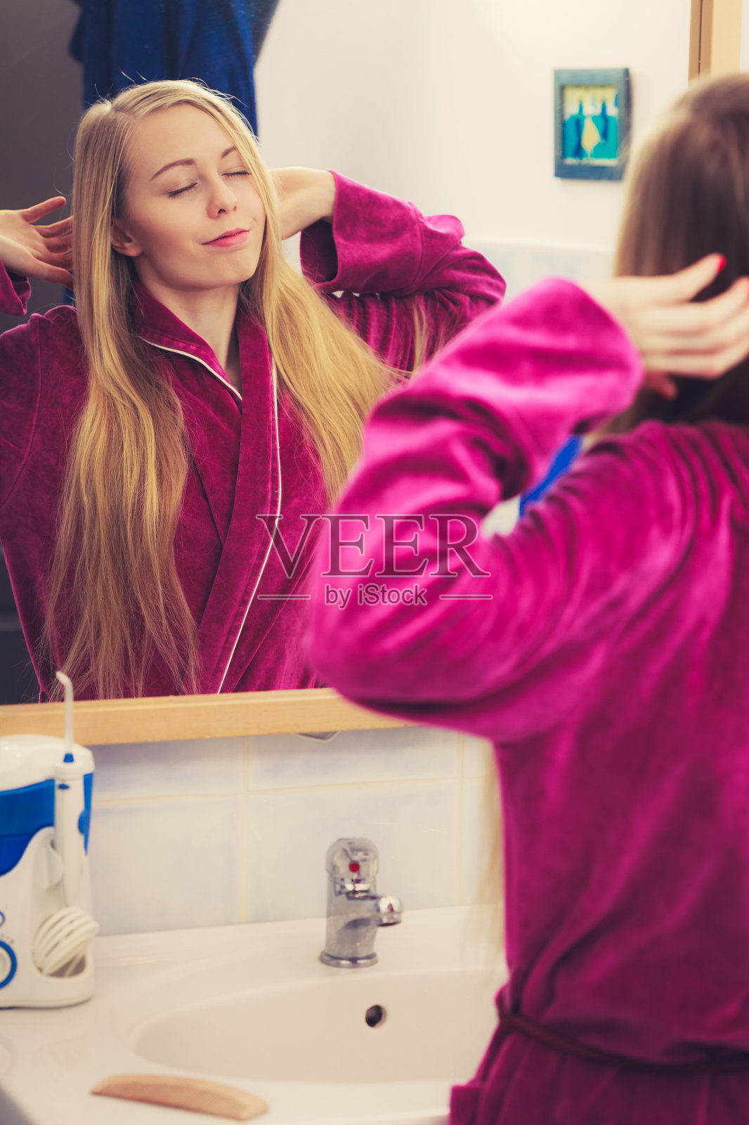 一个女人看着镜子里的自己照片摄影图片