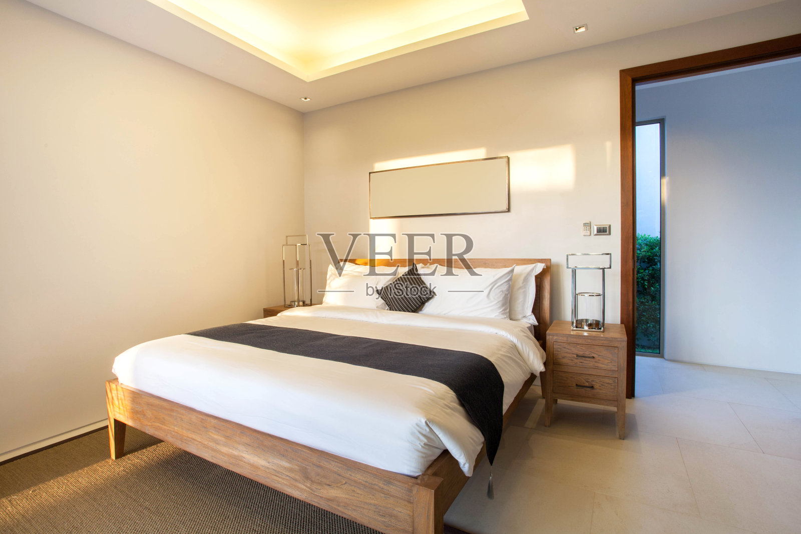 豪华泳池别墅卧室室内设计,配有舒适的大床。照片摄影图片