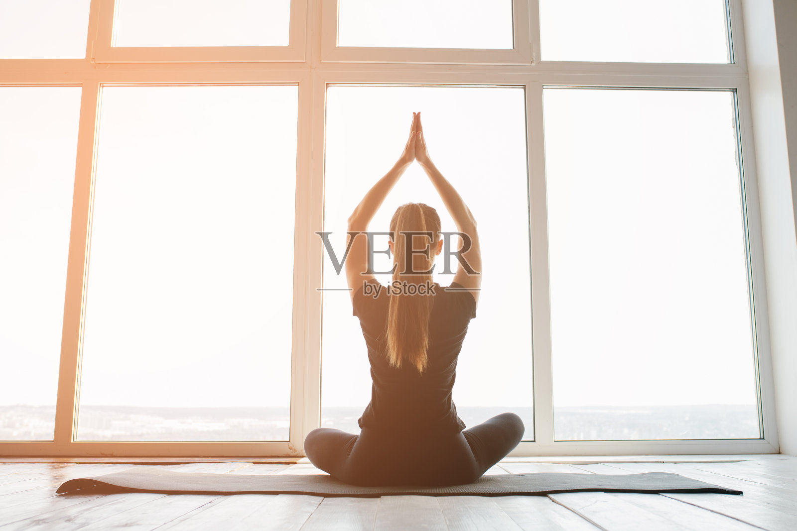 年轻美丽的女人练习瑜伽和体操。健康的概念。班级单项运动。照片摄影图片