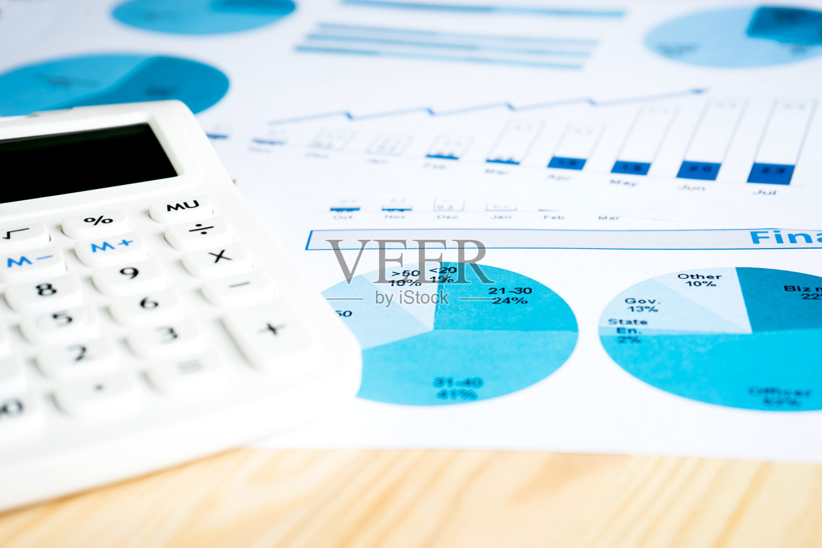 白色纸上的蓝色图表与计算器照片摄影图片