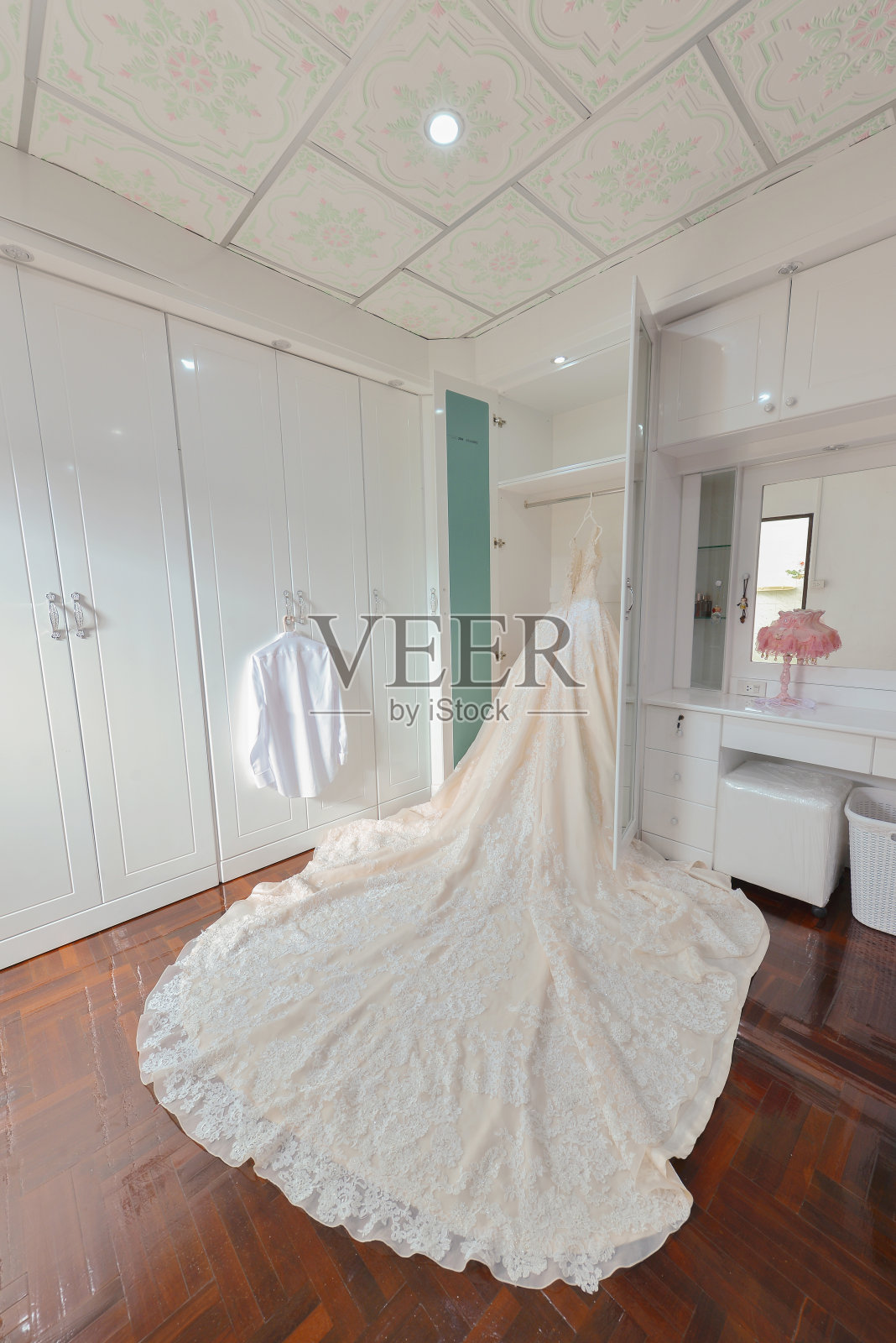 白色房间内的新娘婚纱,室内设计照片摄影图片