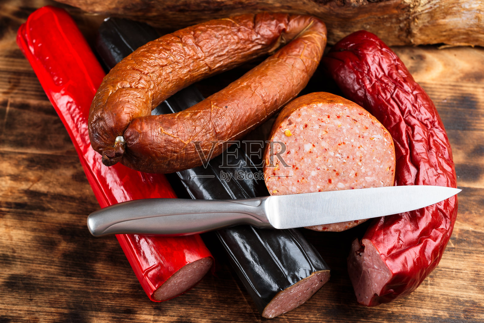 各种各样的香肠和刀照片摄影图片