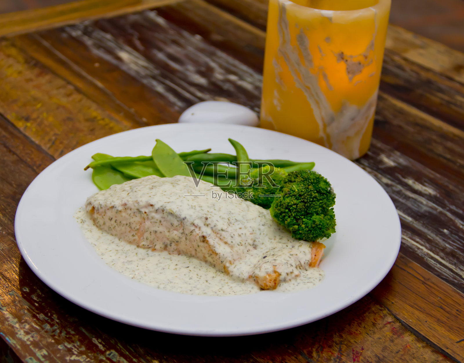 烤鲑鱼和莳萝酱。照片摄影图片