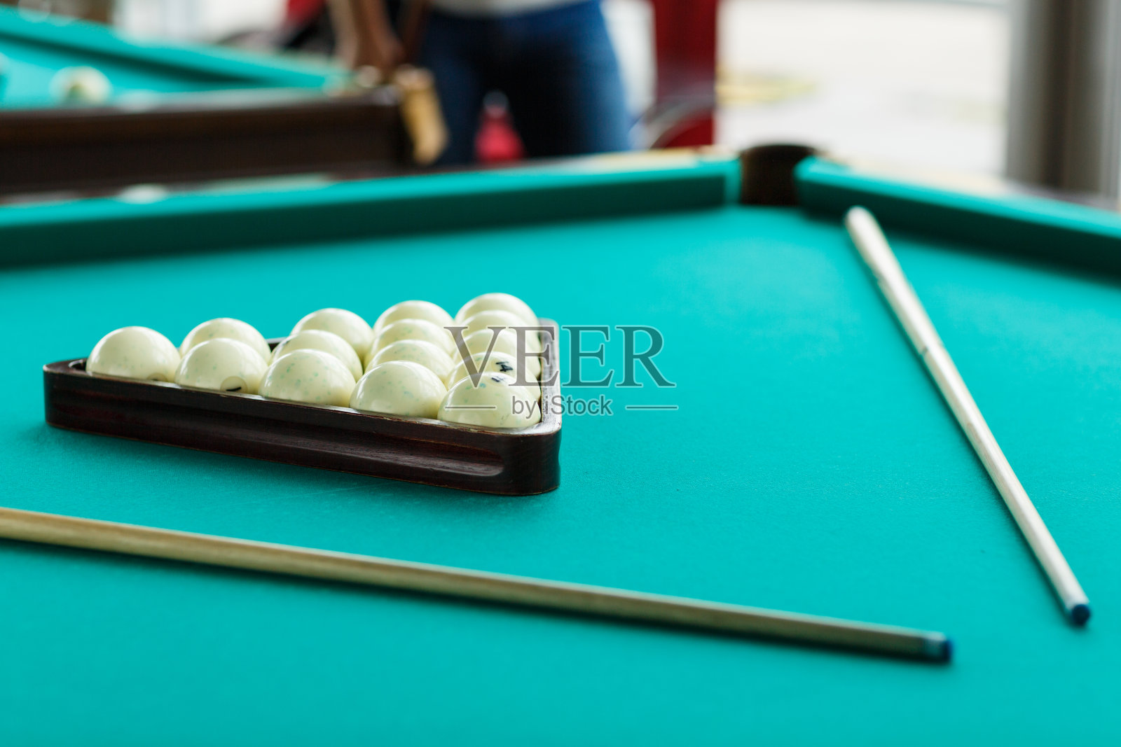 在桌子上的三角形中收集的球的金字塔照片摄影图片