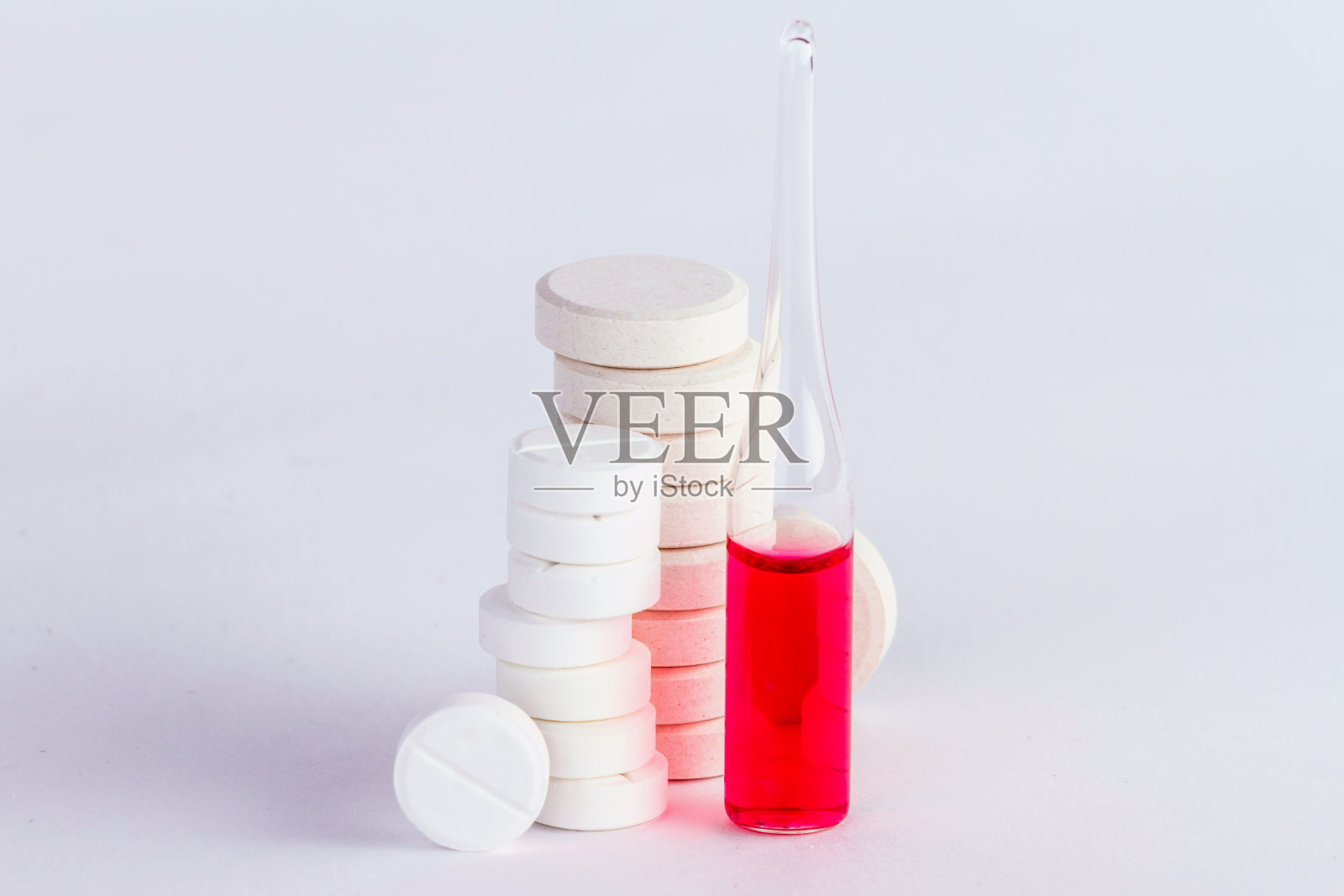 医用安瓿与药丸药在塔中照片摄影图片