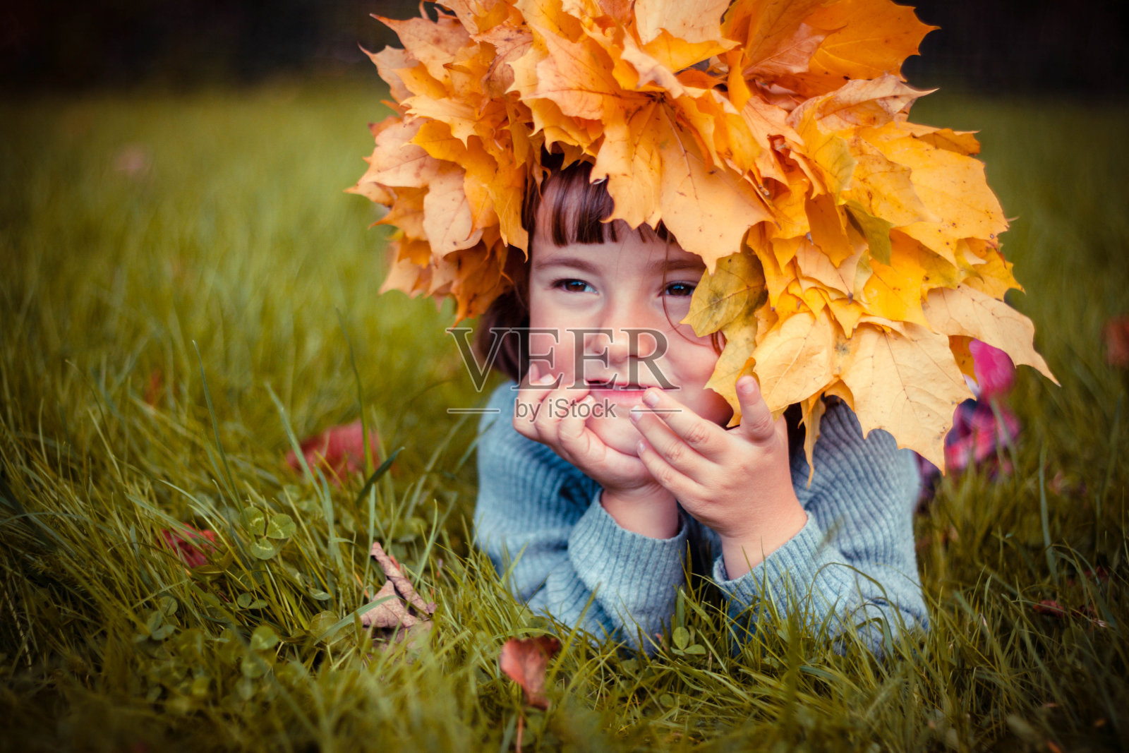 这个女孩正在草地上休息照片摄影图片