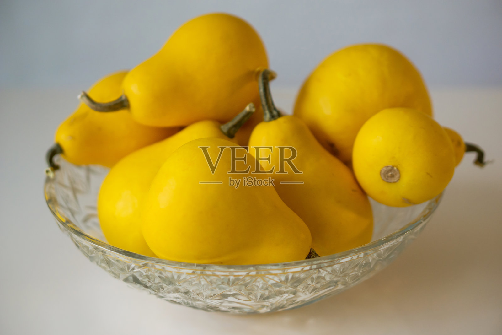 特写的碗黄色装饰南瓜,葫芦,在白色的背景。秋天的概念。照片摄影图片