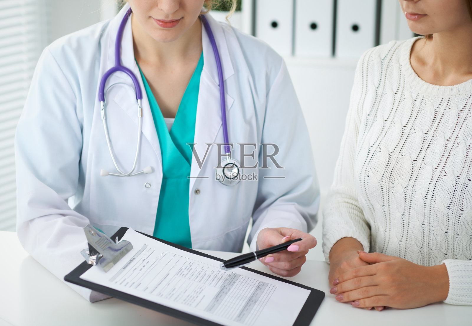 医生和病人,双手特写。医生在谈论体检结果医疗保健和帮助的概念照片摄影图片