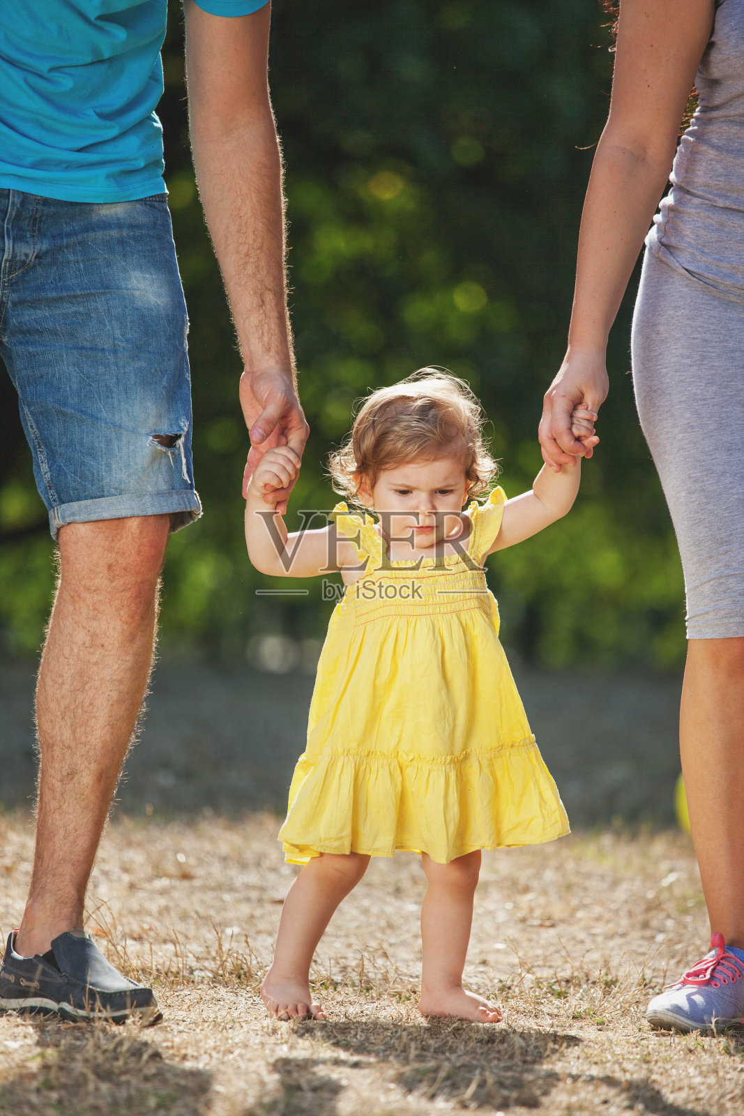 爸爸妈妈和宝宝一起享受大自然照片摄影图片