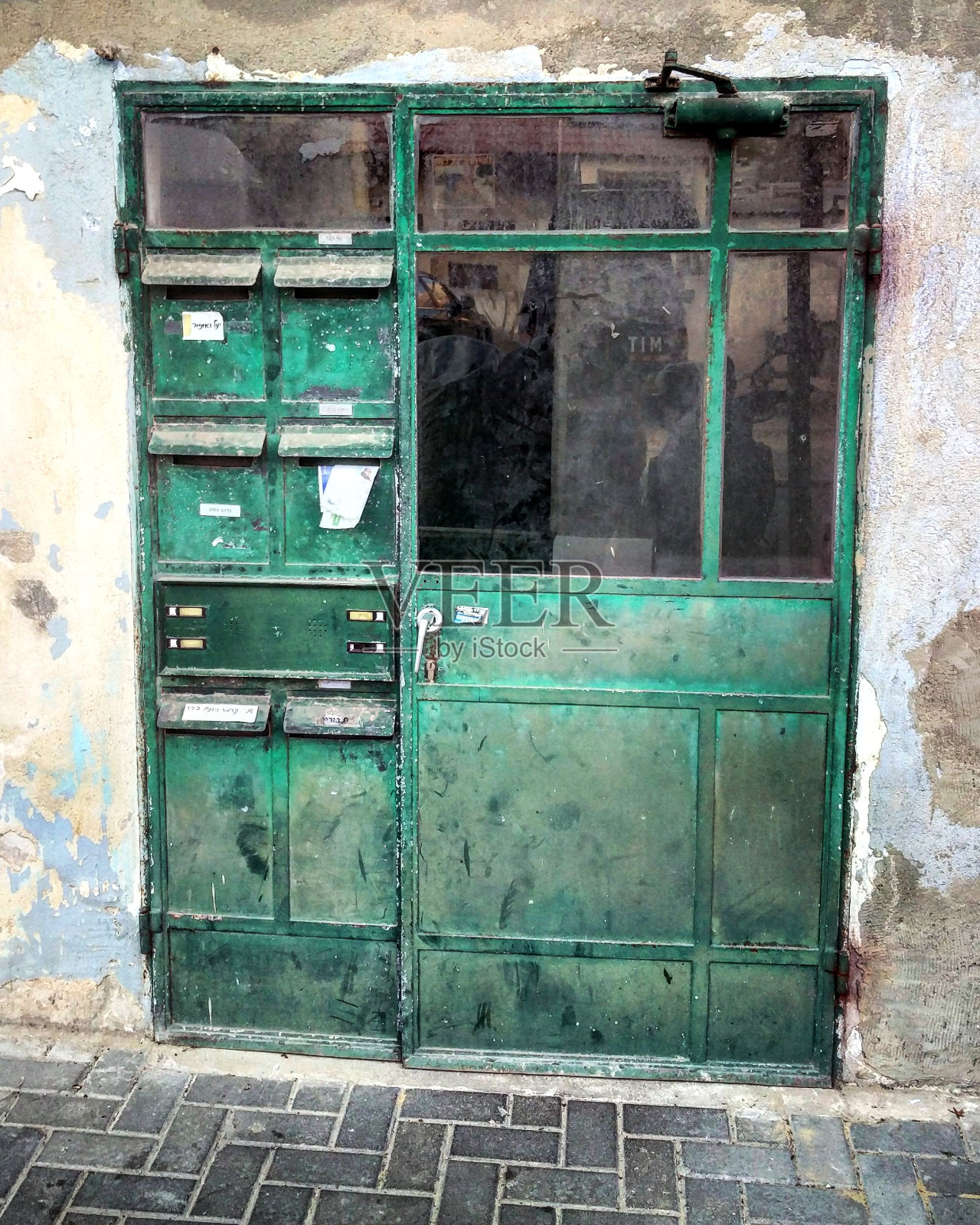 绿色的铁门照片摄影图片