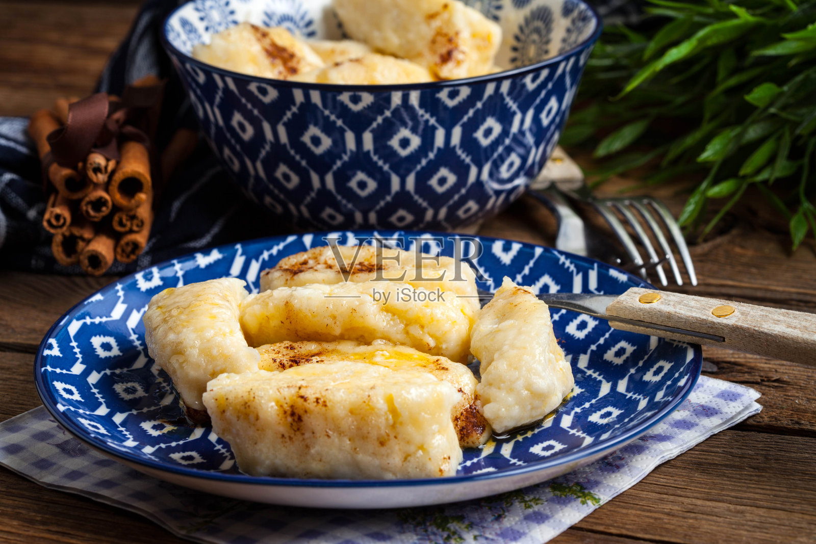 肉桂和糖的懒人饺子。照片摄影图片