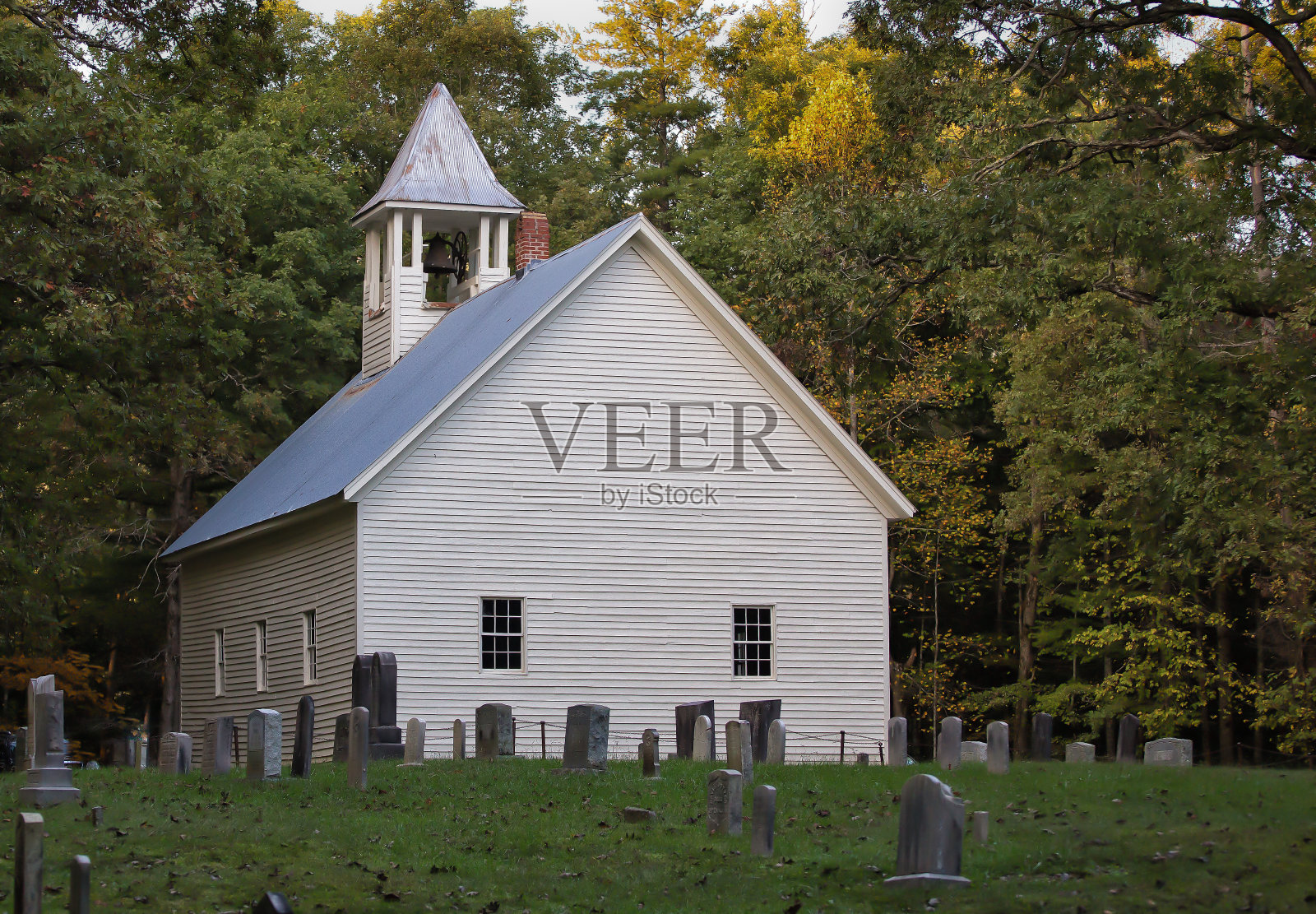 乡村教堂和墓地照片摄影图片