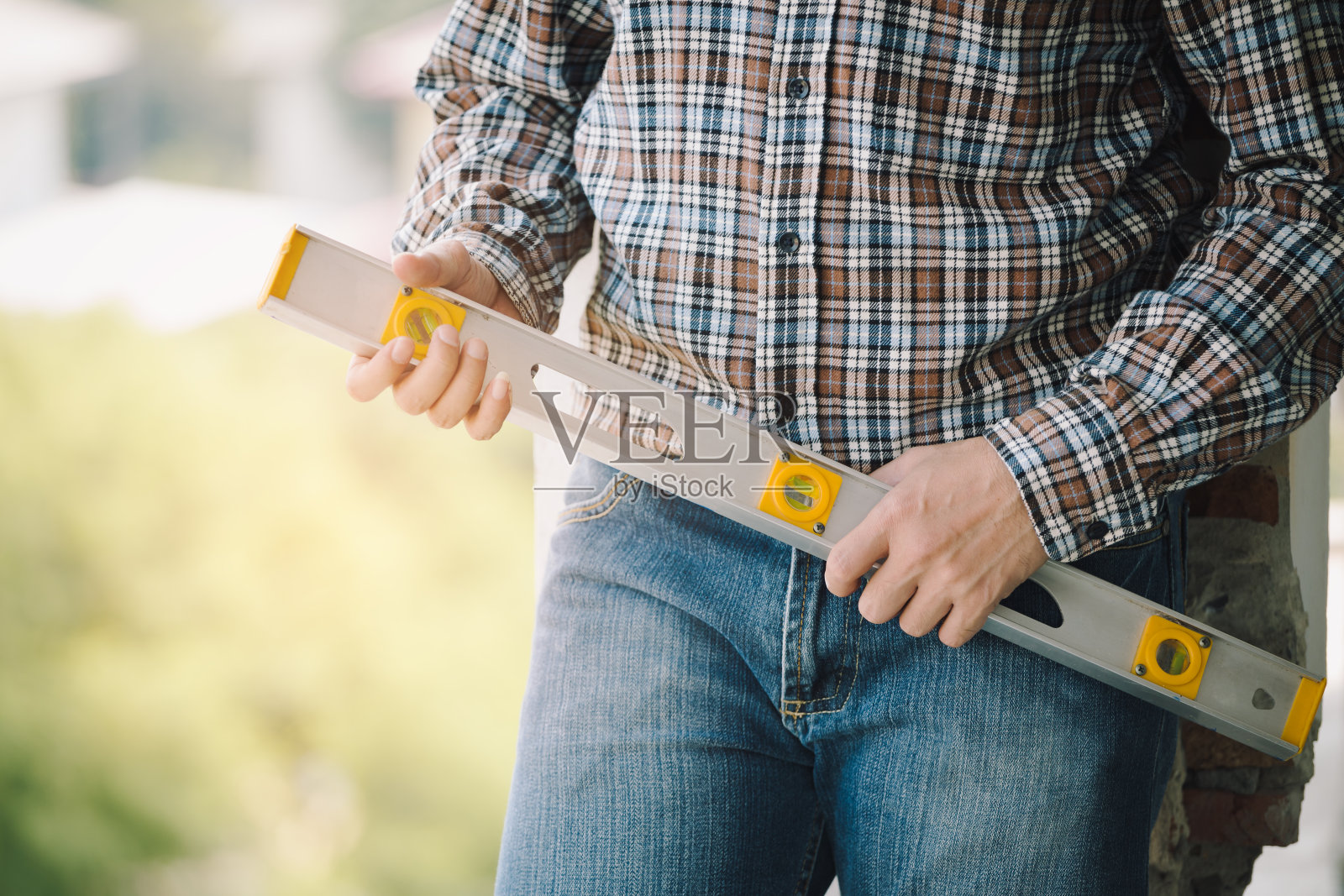 工程师保持液位测量仪。照片摄影图片