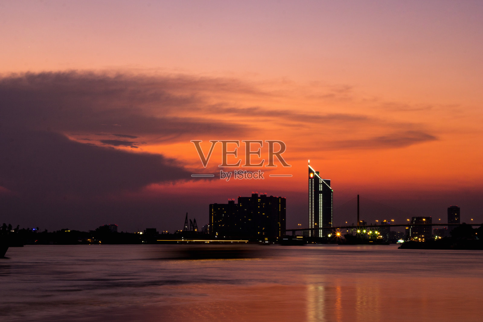 泰国曼谷——2016年8月6日:2016年8月6日,曼谷开泰银行总部大楼。Kasikorn银行是曼谷的标志性建筑之一,在泰国有近千家分行。照片摄影图片