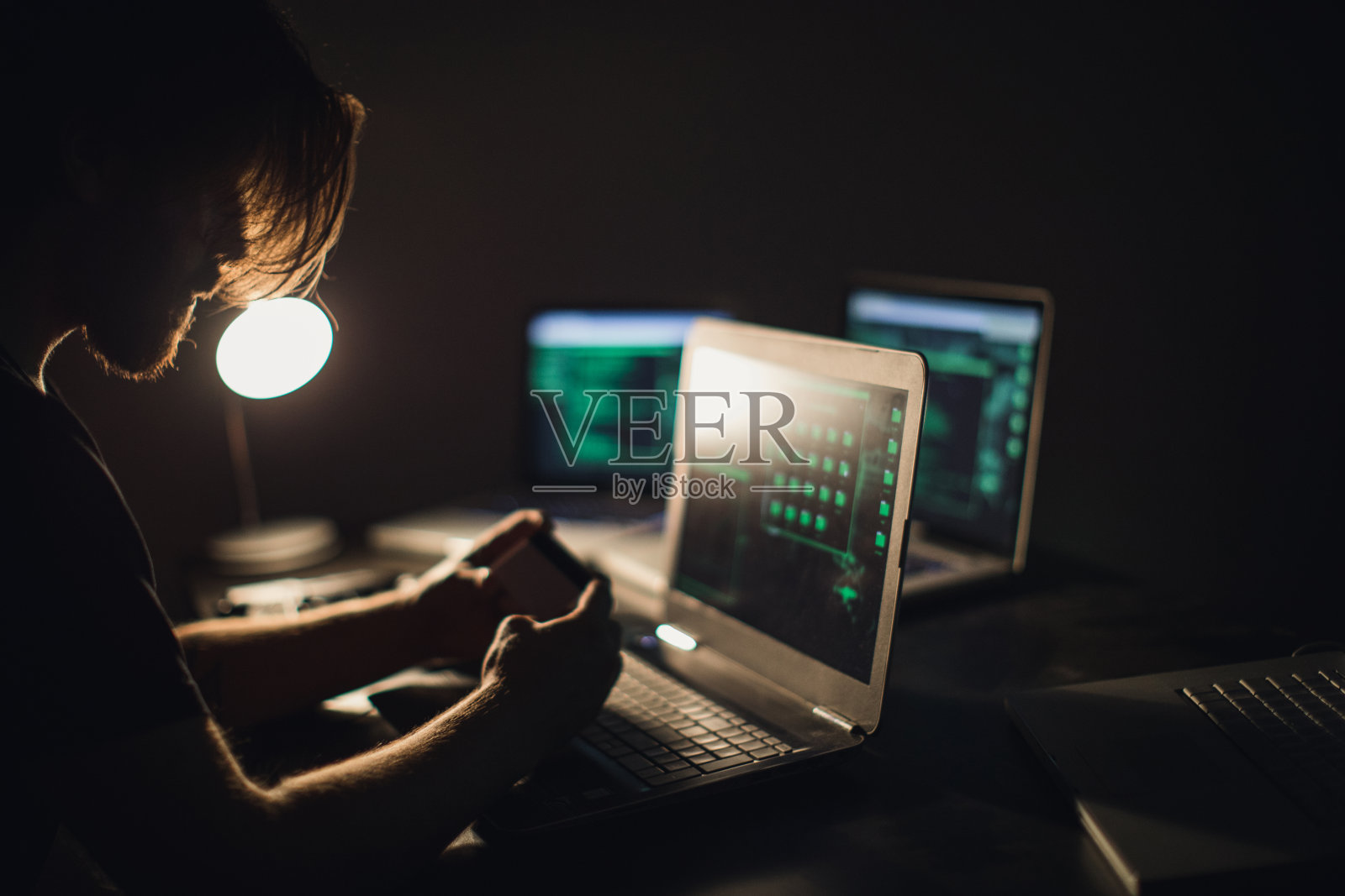 黑暗房间里的黑客照片摄影图片