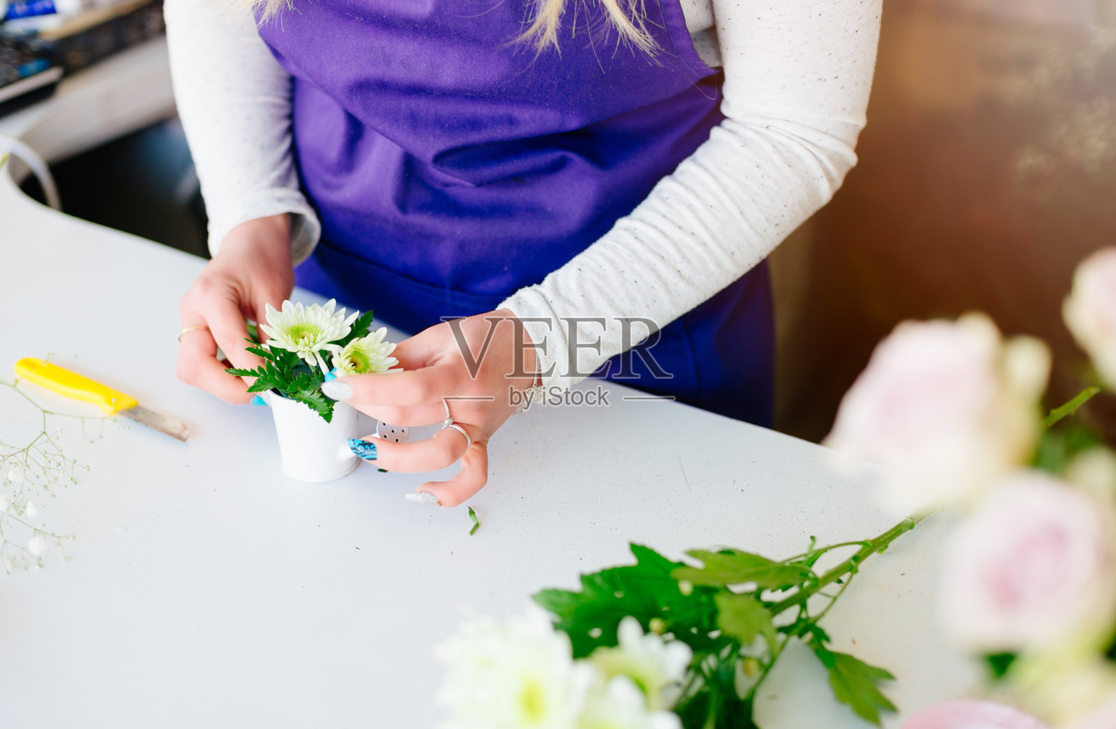 卖花的女人做一个微型的花组成照片摄影图片