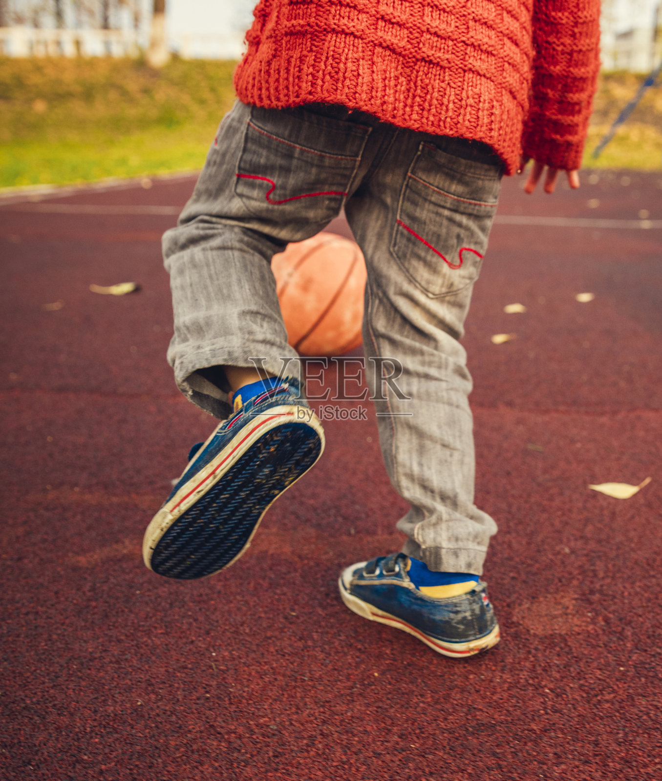 男孩打篮球照片摄影图片