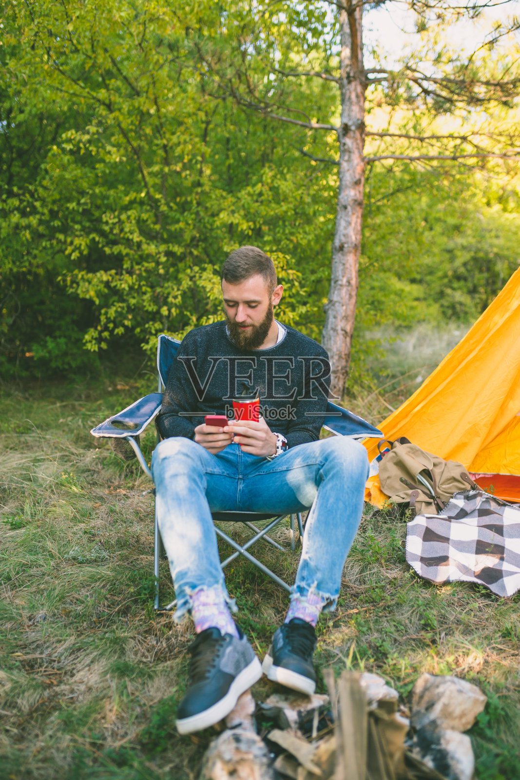 森林露营。徒步旅行和露营。照片摄影图片