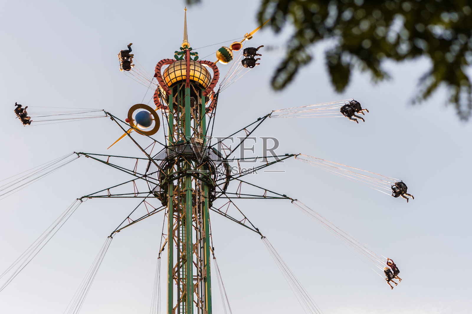 人们喜欢在夏季的节日或狂欢节上进行吸引人的骑行。照片摄影图片