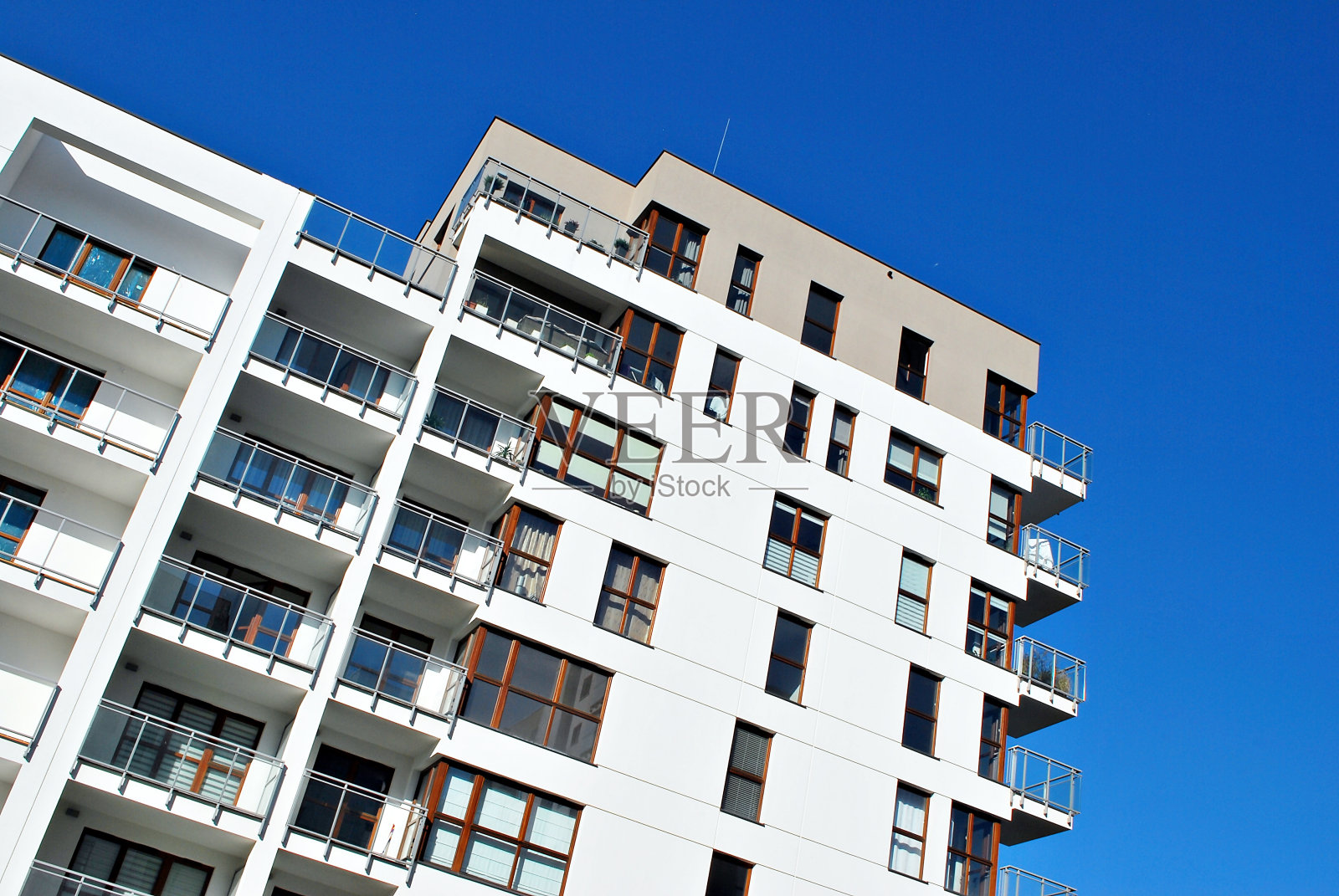 蓝天映衬下的现代豪华公寓照片摄影图片