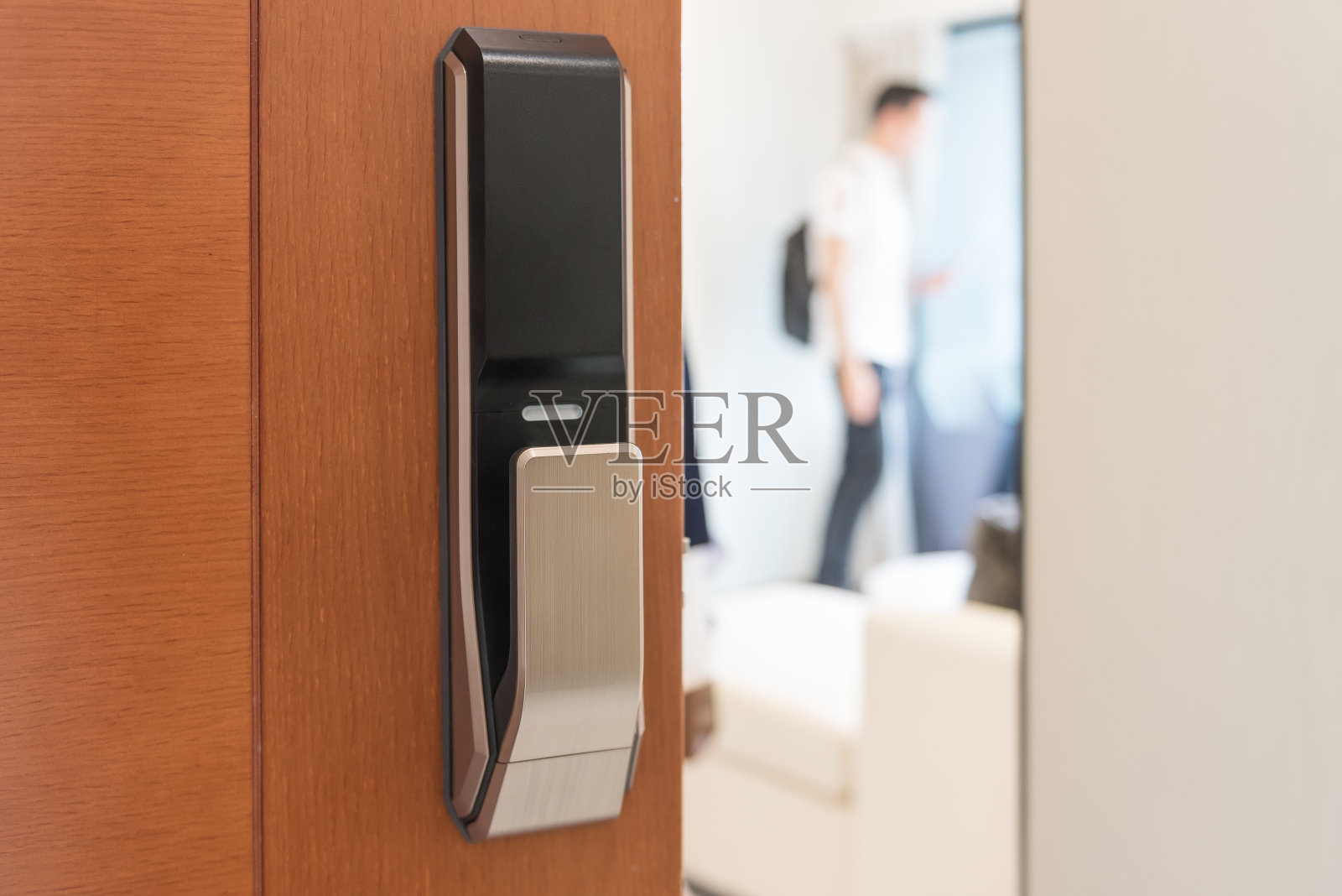 数字门锁在木门上照片摄影图片