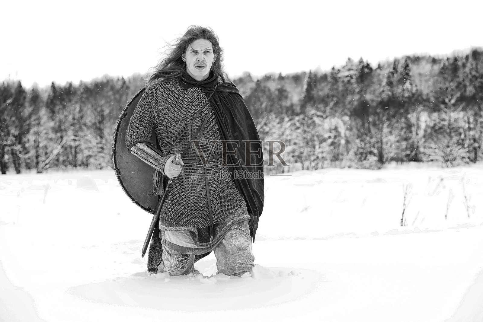 守卫穿着盔甲的年轻战士照片摄影图片