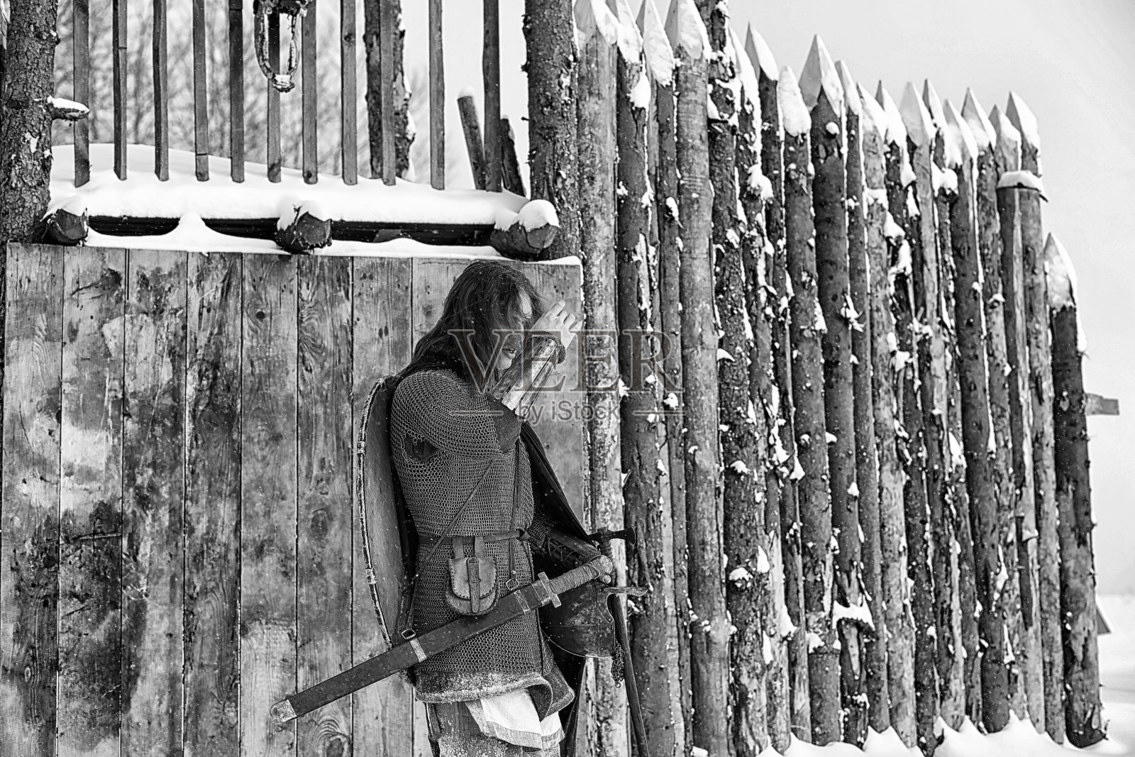 守卫穿着盔甲的年轻战士照片摄影图片