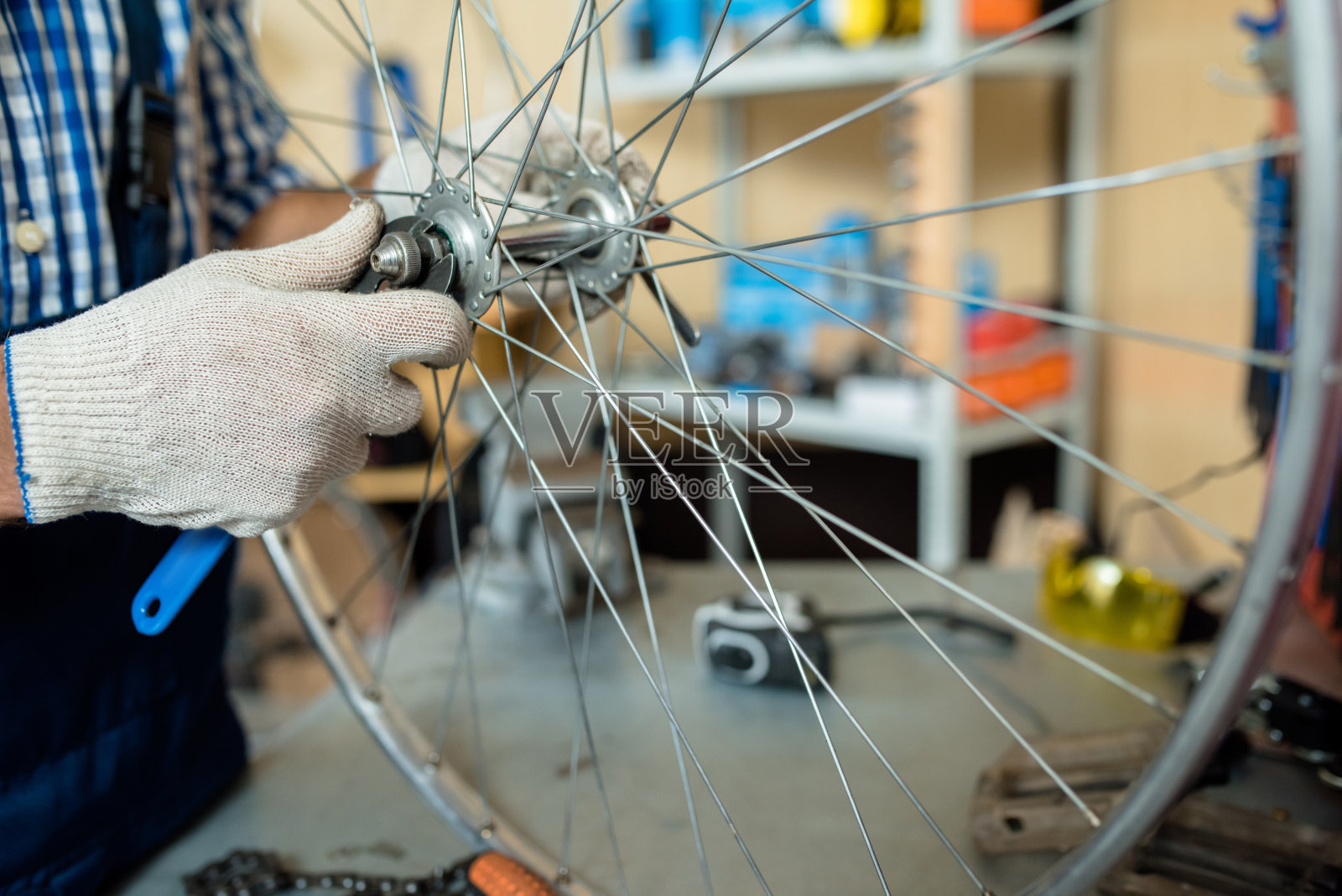修理自行车车轮照片摄影图片